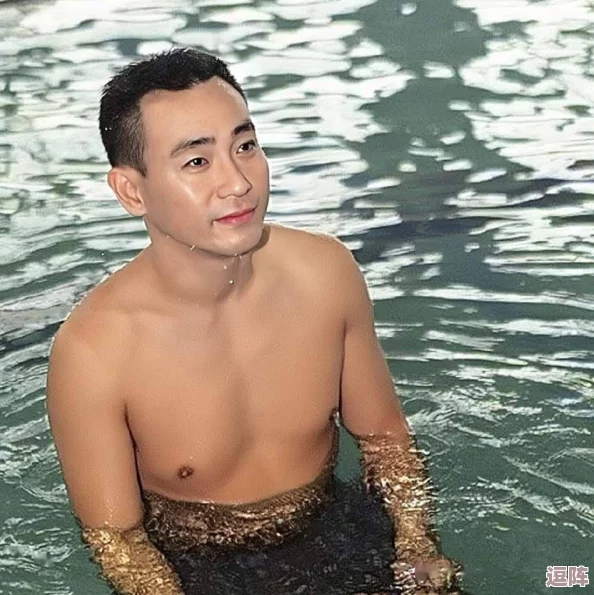 China中国GaY洗澡偷拍：知名明星被曝光，疑似涉及绯闻事件引发网友热议